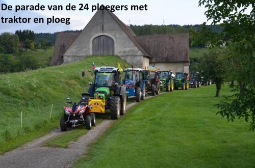 27-de-parade-van-de-24-ploegers-met-traktor-en-ploeg