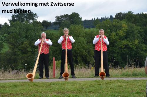 30-verwelkoming-met-Zwitserse-muzikanten